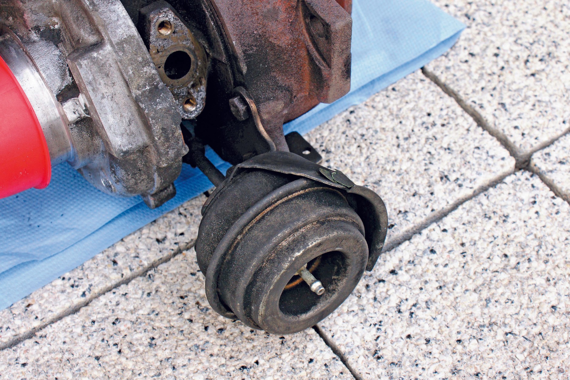 Sterowanie turbiny – szaroczarny dym