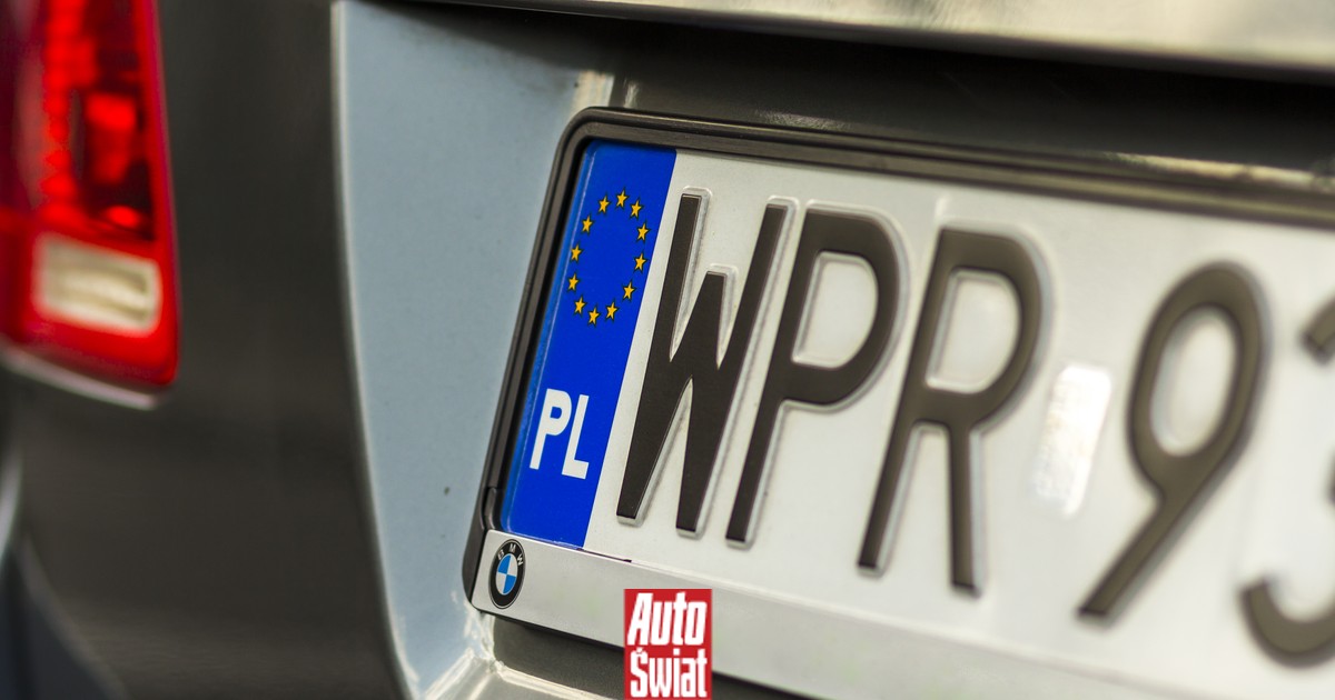 Kierowcy zapominają o tej zasadzie z tablicami. A kara zaczyna się od 1,5 tys. zł