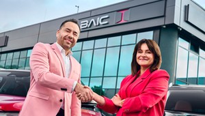 Pierwsze takie partnerstwo na rynku nowych aut. Innowacyjna współpraca platformy motoryzacyjnej z importerem samochodów