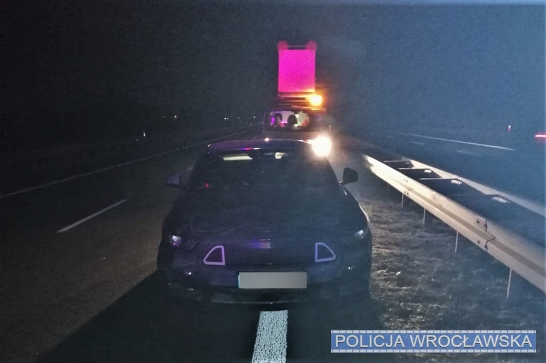 Zostawił Mustanga na środku ekspresówki