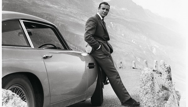 Sean Connery i jego Aston Martin DB5 w filmie „Goldfinger" 