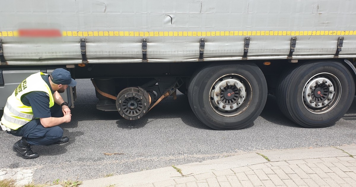 W naczepie brakowało jednego koła, a "pusta" oś została podwieszona na pasie transportowym