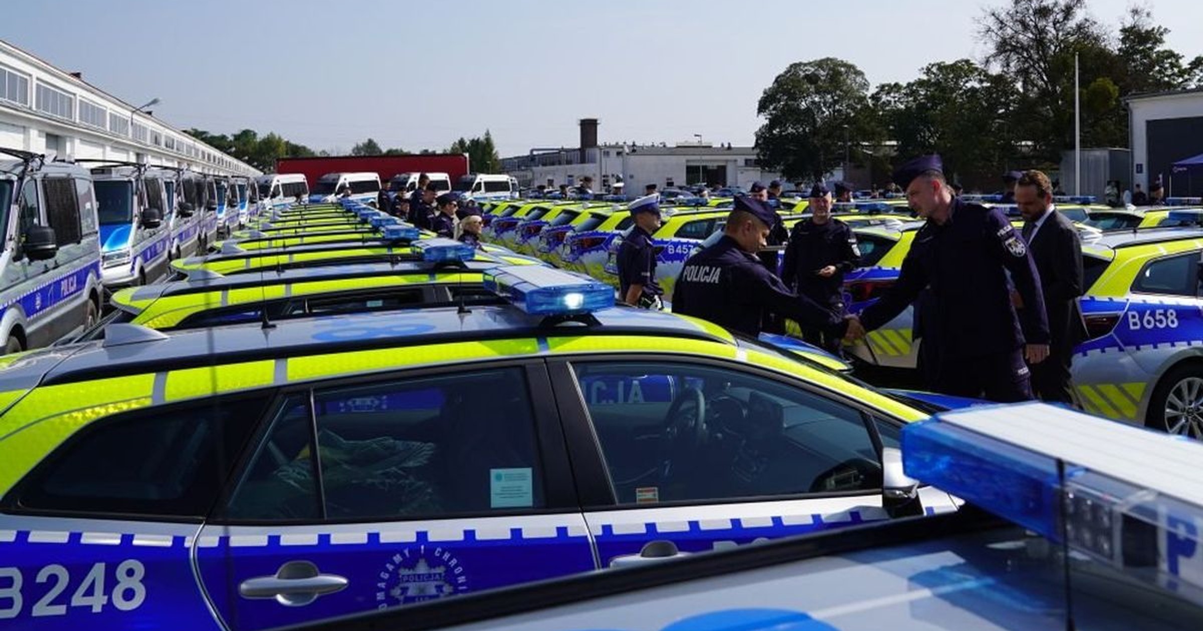 Policja była na dużych zakupach. 36 nowych radiowozów