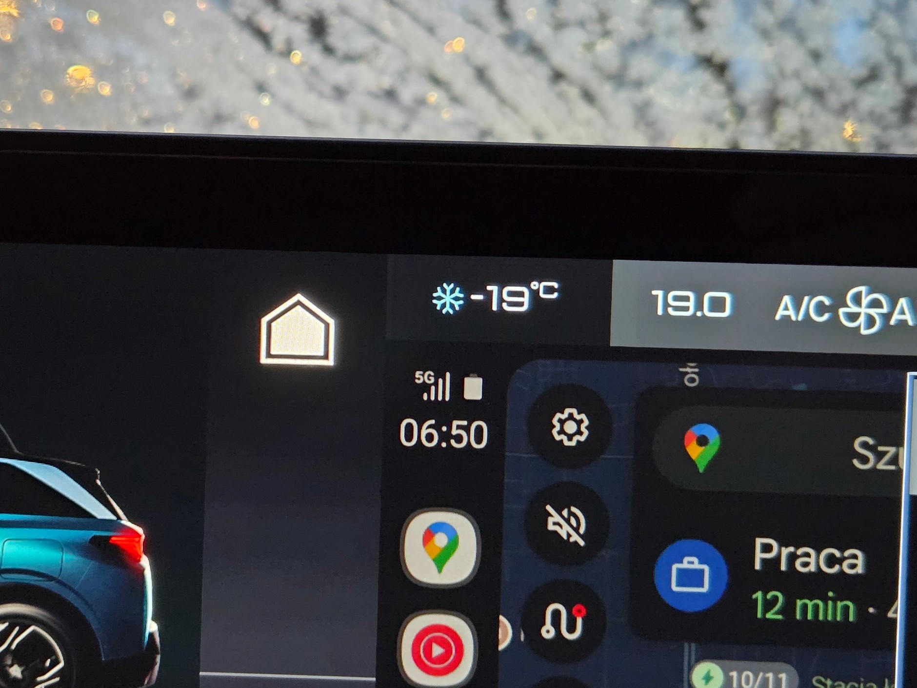 Prawdziwa zima! Takie temperatury pokazywał mi samochód podczas poranków. Trudno o trudniejsze warunki dla elektryka, który całą noc stoi pod blokiem