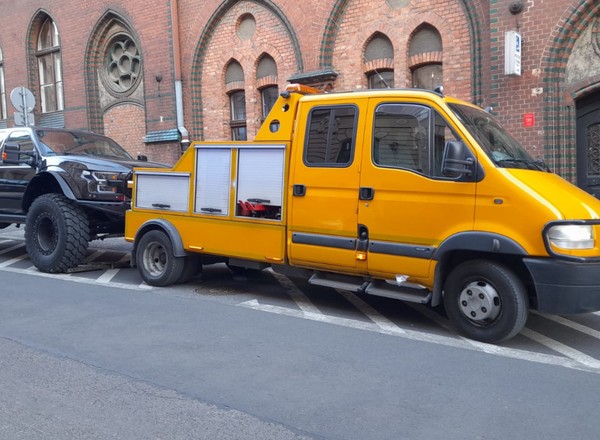 Straż miejska trzy godziny odholowywała to auto. Dwie lawety się poddały