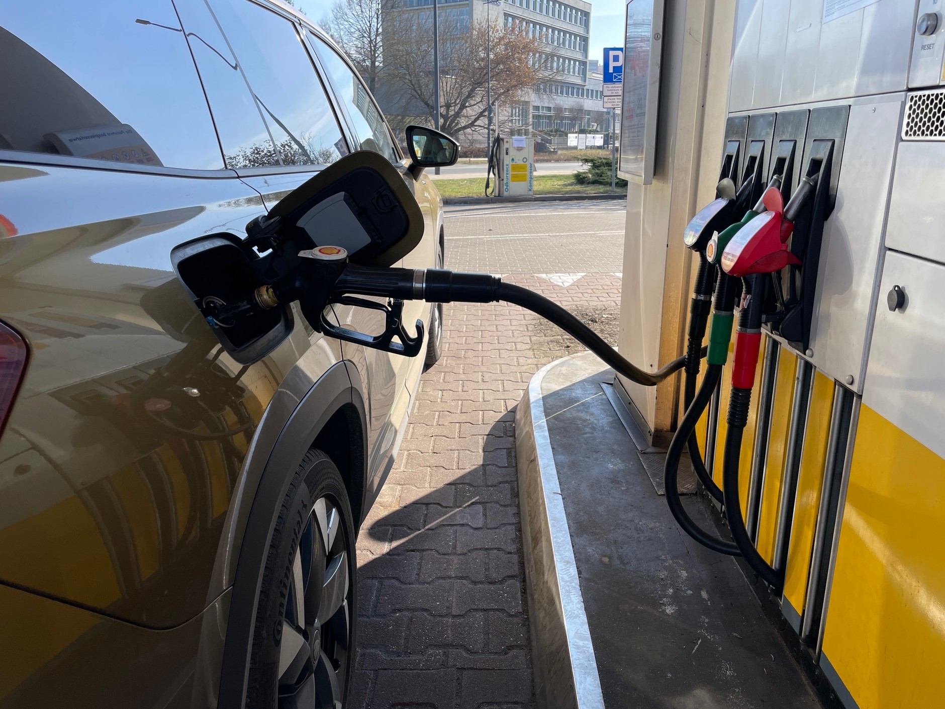 Tankowanie diesla na stacji paliw