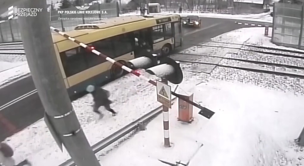 Autobus zatrzymał się na środku zamkniętego przejazdu
