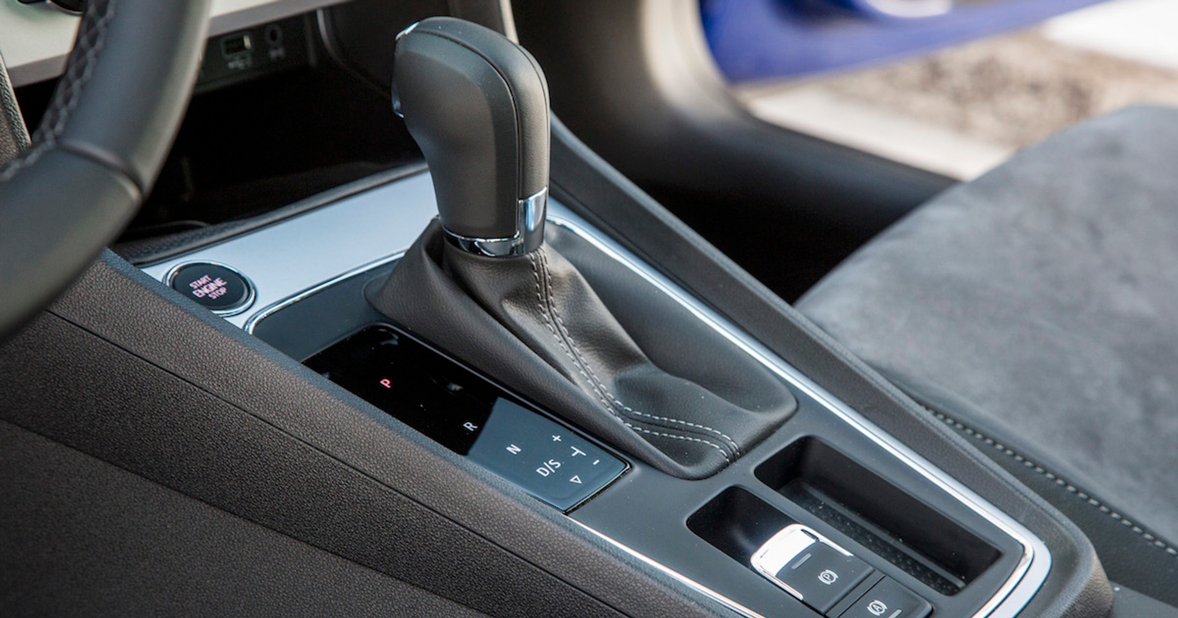 Lewarek przekładni dwusprzęgłowej wygląda tak samo jak w zwykłym automacie i działa podobnie jak zwykły automat. Do czasu