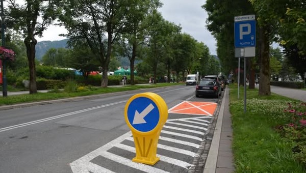 Pomarańczowe miejsca parkingowe dotarły do Polski. Kto może tam zaparkować?