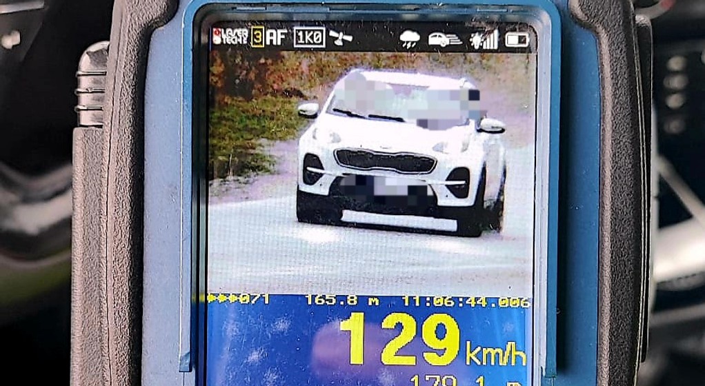 Na urządzeniu pomiarowym wyświetlił się wynik 129 km na godz.