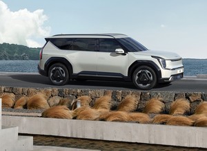 Kia EV9 to potężny elektryczny SUV. Wygląda jak prototyp i ma obracane fotele [WIDEO]