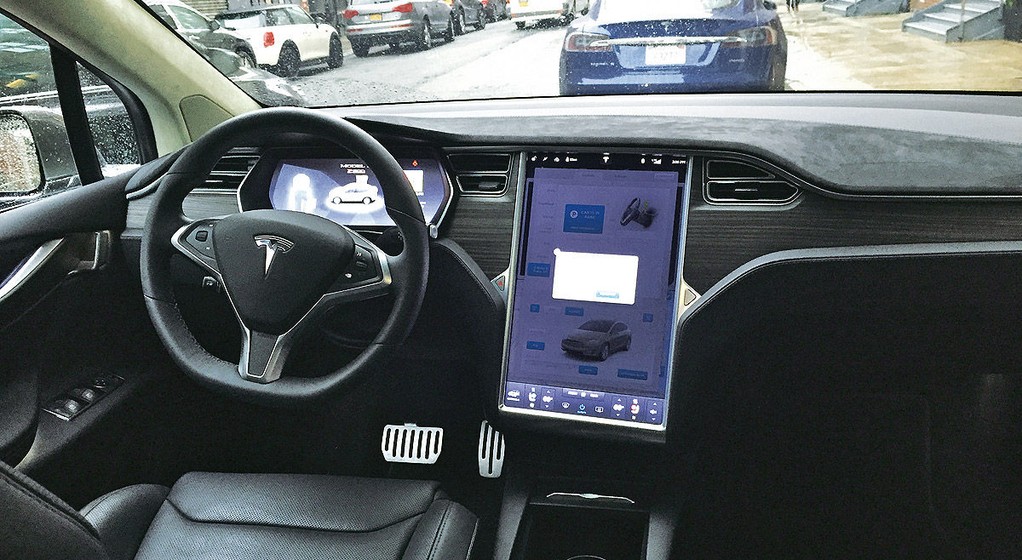 Tesla Model X - skrzydalty ekoanioł