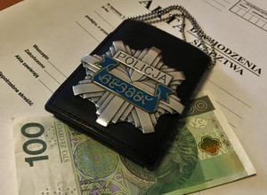 Wrzucił do radiowozu 100 zł i powiedział policjantom: "tak będzie dobrze"