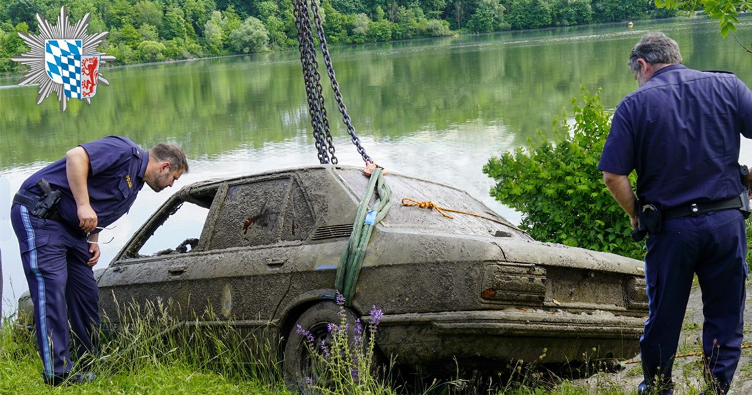 BMW E12 wyłowione z rzeki w Niemczech. Stało tam 35 lat