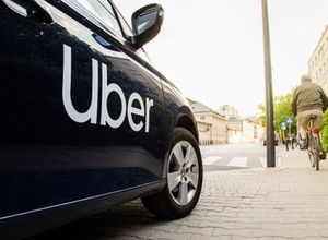 Najdziwniejsze rzeczy, jakie zostawiono w Uberze. Kierowcy nie mogli uwierzyć