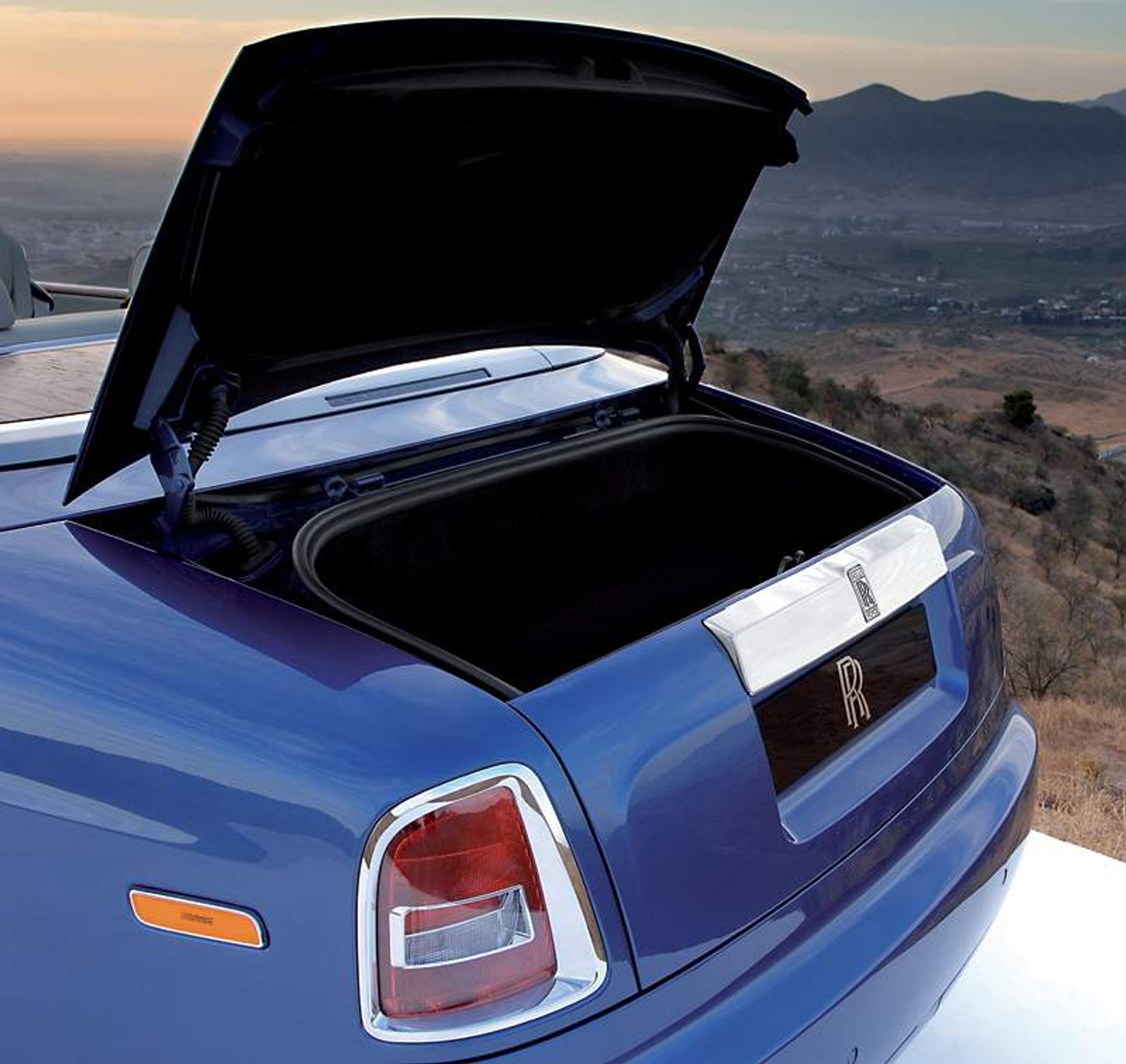 Rolls-Royce Phantom Drophead Coupe – boulevard cruiser (video)