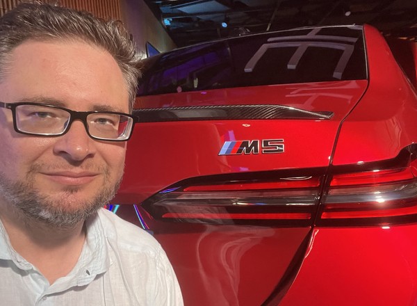 Nowe BMW M5 wolniej przyspiesza do 100 km/h i jest o 540 kg cięższe od poprzednika. Ale ma to plusy