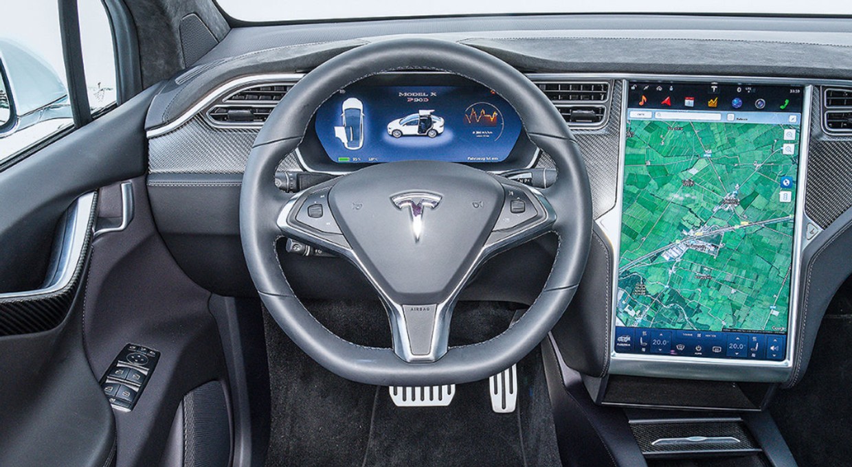 Tesla dostanie funkcję samodzielnej jazdy jeszcze w tym roku. Jest haczyk