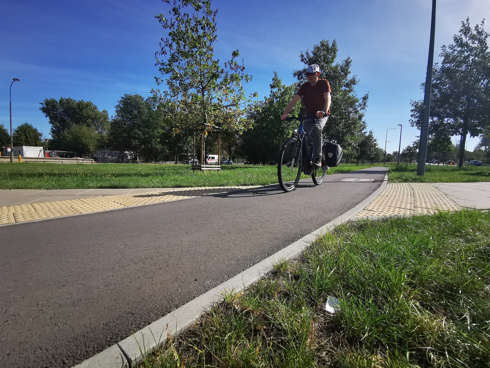 W takim miejscu lepiej jednak nie wchodzić pod koła pojazdów – może wiązać się z tym odpowiedzialność finansowa i karna