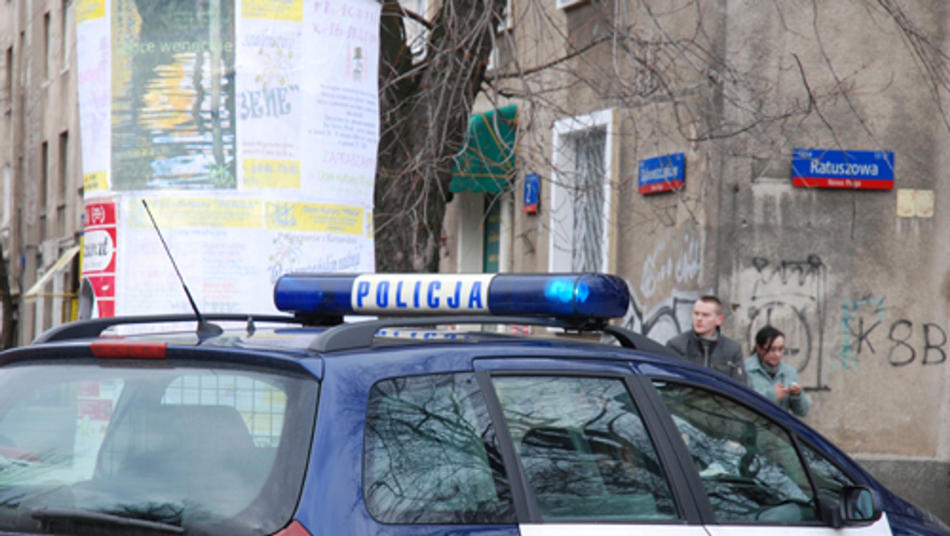 Pojazdy uprzywiejowane - Miga, ale nie ostrzega dźwiękiem