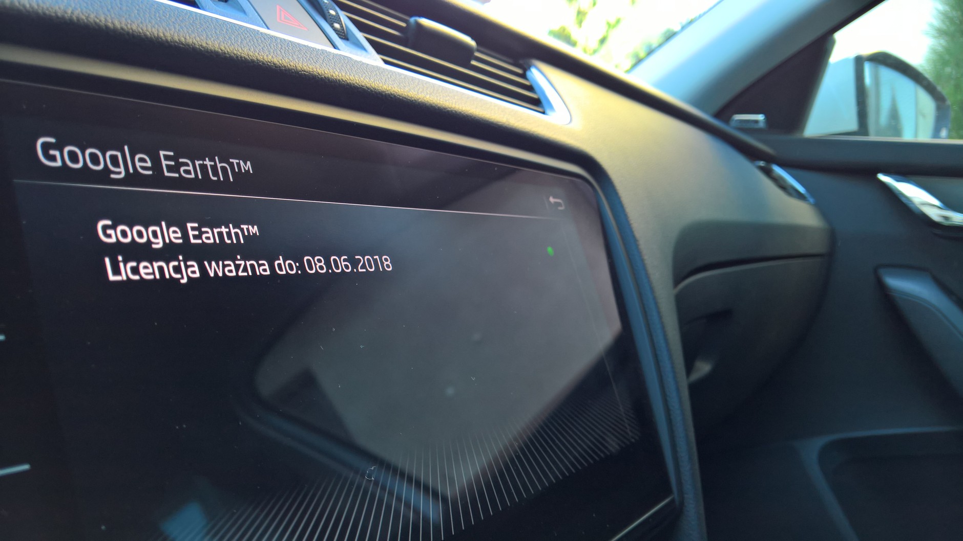 Nic nie trwa wiecznie. Licencja na poszczególne usługi online jest czasowa. Gdy wygaśnie trzeba ją przedłużyć. Oczywiście nie za darmo.  Skoda Octavia