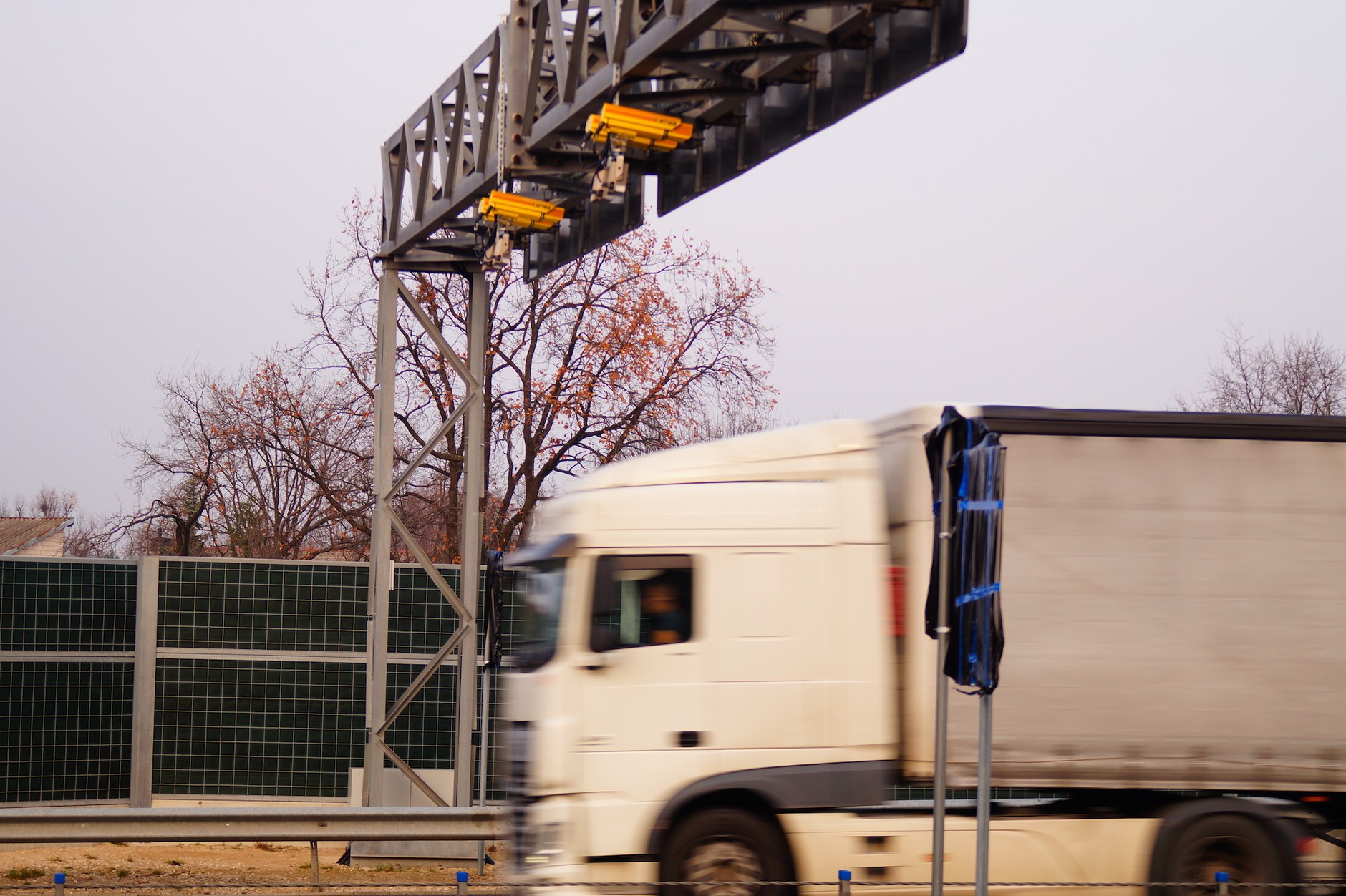 Żółte kamery GITD na trasie S8 w Warszawie