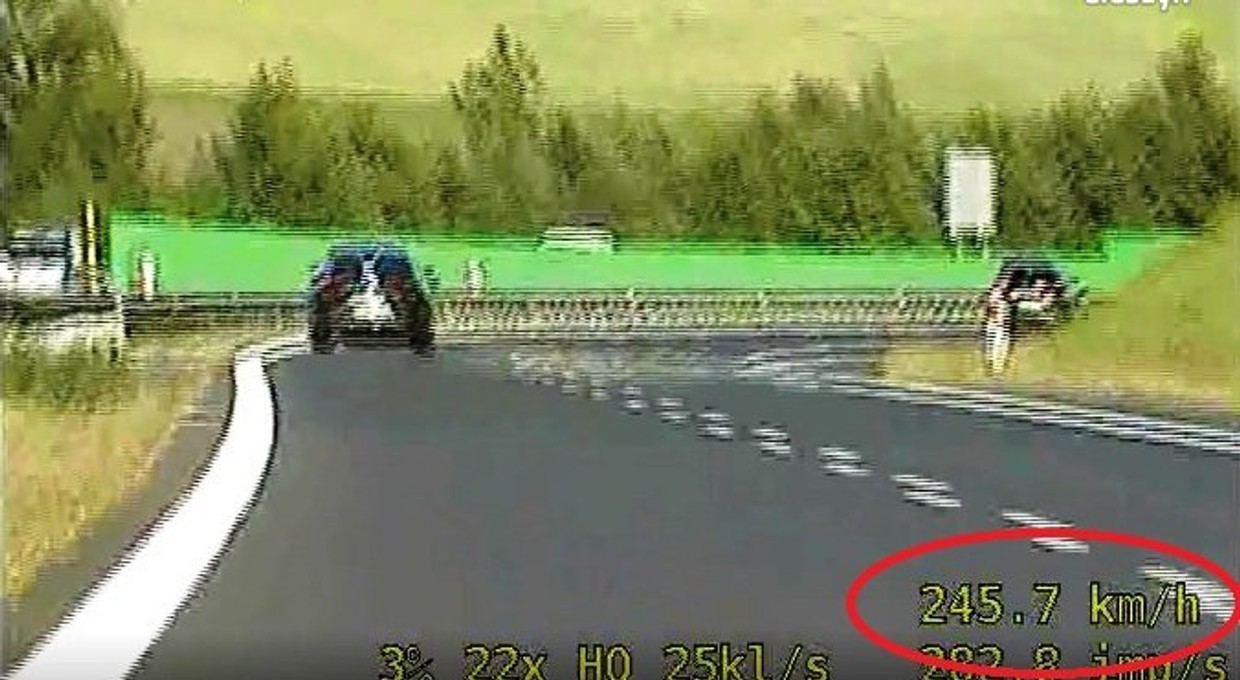 Kierowca Mercedesa jechał ponad 240 km/h. Policjanci zatrzymali go dopiero na światłach