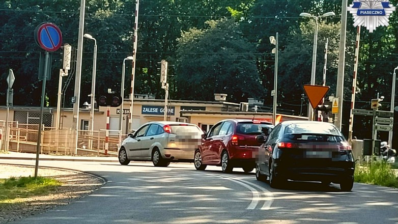 Policyjna akcja na przejeździe kolejowym