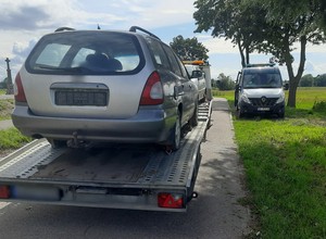 Inspektorzy ITD zaskoczyli kierowcę pytaniem. Przewoził auta do złomowania