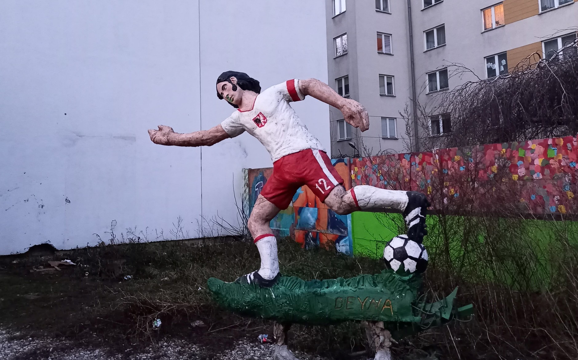 Rzeźba przedstawiająca Kazimierza Deynę stoi przy ul. Brzeskiej 16 na warszawskiej Pradze.