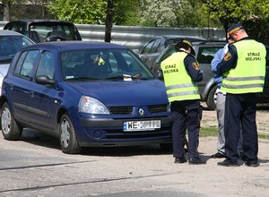 Oszuści podszywają się pod służby i wlepiają fałszywe mandaty. Jak je rozpoznać?