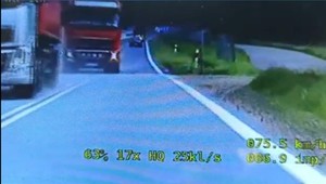TIR-em na czołowe z radiowozem. Policja nie miała wyjścia [Nagranie]