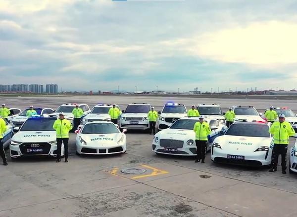 Wyjątkowe radiowozy tureckiej policji. Zyskała je od handlarza narkotyków