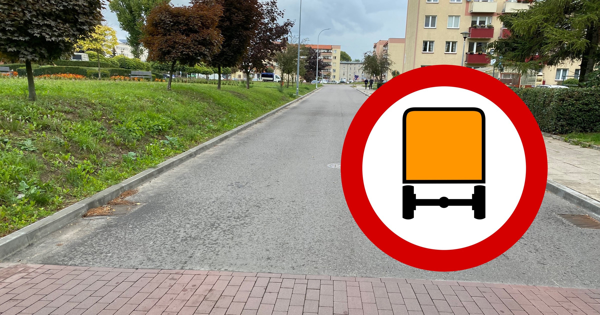 Znak B-13a zakazuje wjazdów pojazdów z towarami niebezpiecznymi