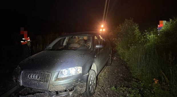 Utknął samochodem na torach. "Dobra, rano pomyślę, co z tym zrobić"