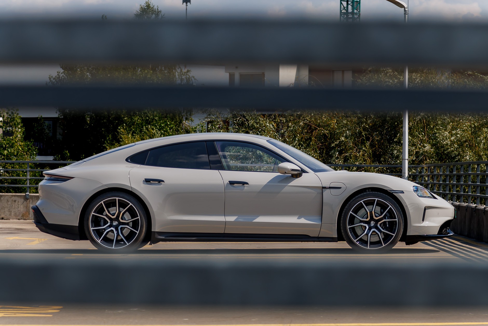 Nie, to nie Xiaomi, tak wygląda z profilu Porsche Taycan 4S. Przypadkowe podobieństwo?