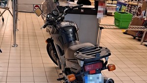 Zaparkował motocyklem w nietypowym miejscu. Wezwano policję