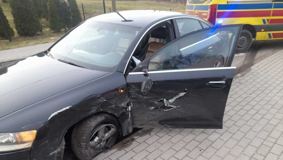 Koło Hondy aż odłączyło się od auta. Kierowca się "zagapił"