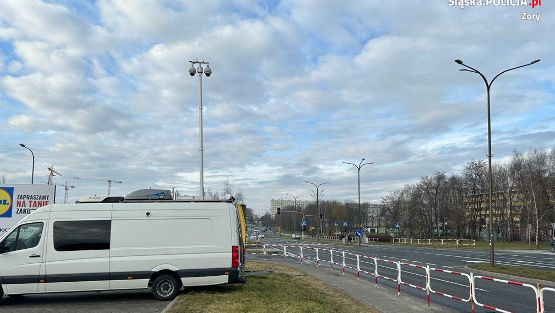 Policjanci z Żor podczas akcji "Bezpieczny pieszy" wykorzystali nietypowy pojazd — Ruchome Stanowisko Dowodzenia