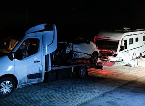 Laweta transportowała cztery auta i przyczepę. Zestaw miał 28 metrów!