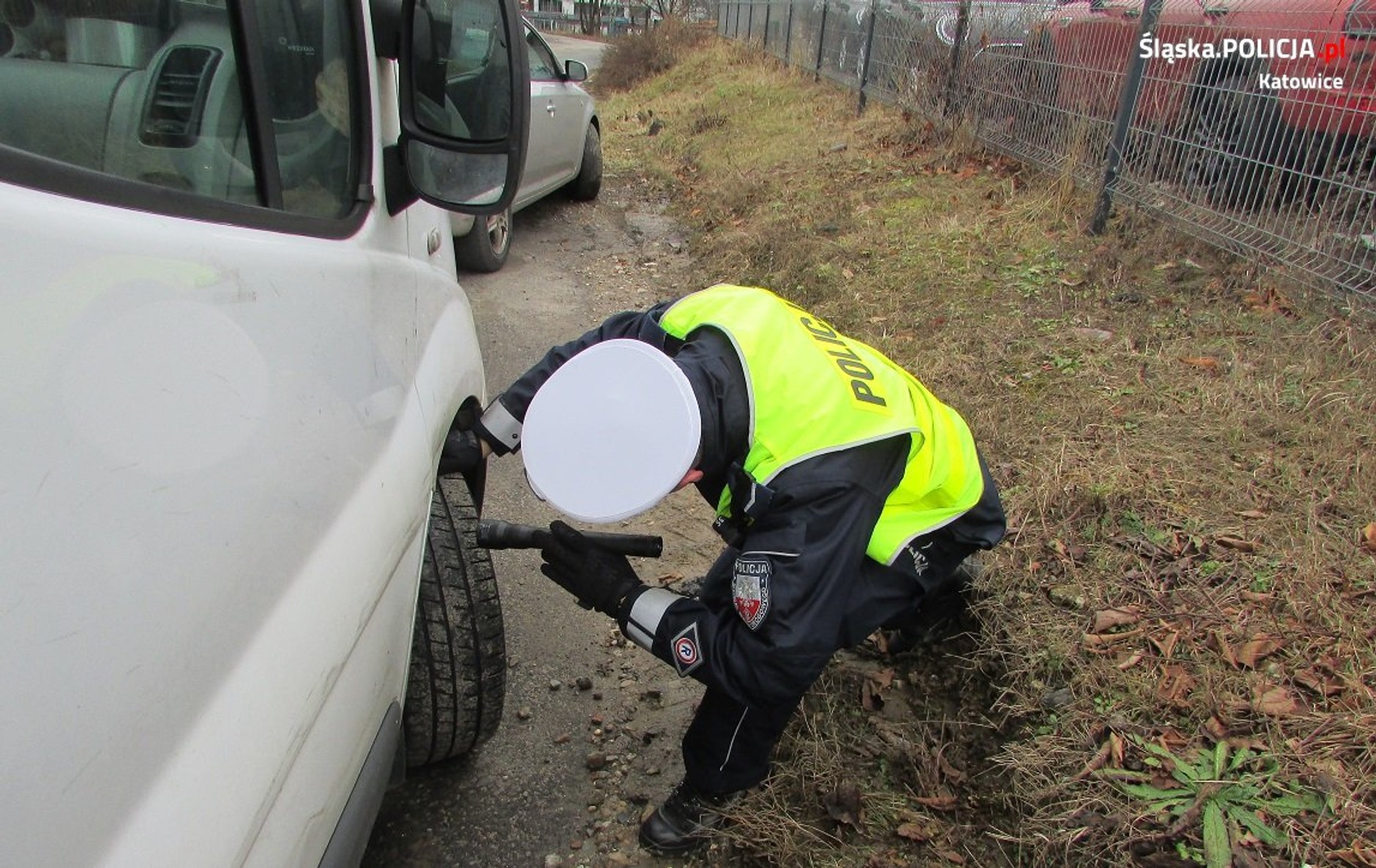 policjant sprawdzający ogumienie