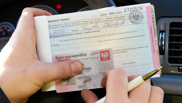 Na lotnisku dowiedział się, że jest ścigany za wykroczenie drogowe. Koszmarny w skutkach błąd policji i sądu