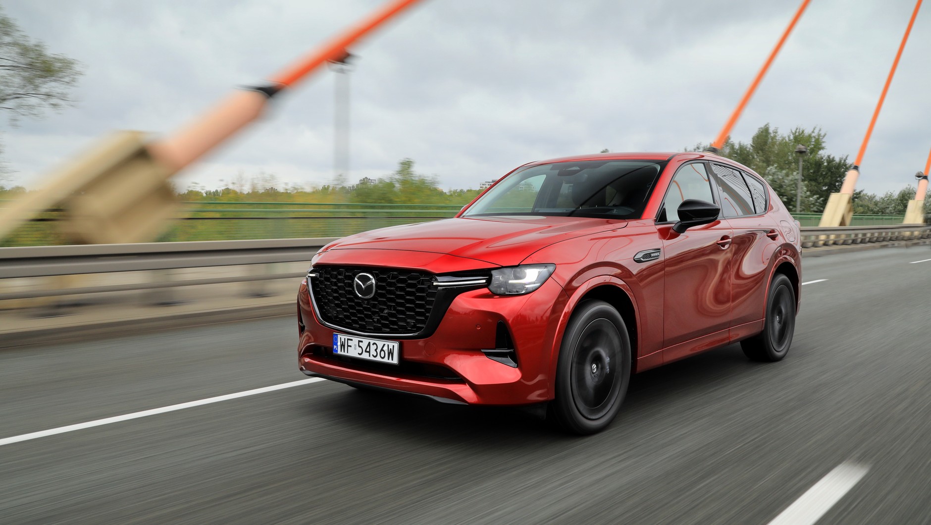Precyzyjny układ kierowniczy, niemal idealny międzyosiowy rozkład mas i sztywno zestrojone podwozie sprawiają, że Mazda CX-60 pewnie pokonuje zakręty.