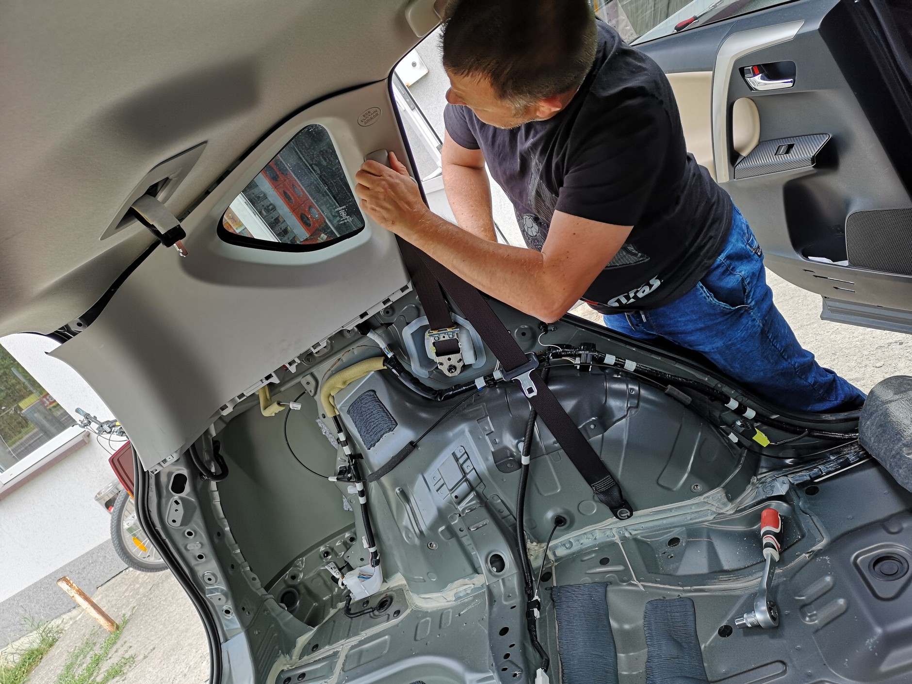 Demontaż elementów wnętrza wymaga ostrożności