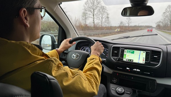 Van do wożenia VIP-ów, a może auto dla dużej rodziny? Sprawdziłem Toyotę Proace Verso Long na trasie do Dortmundu