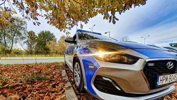 Był poszukiwany listem gończym.  Wpadł, bo uderzył w citroena