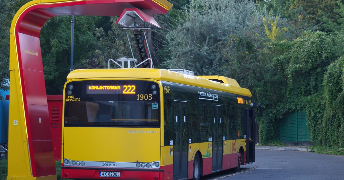 Ładowanie autobusu elektrucznego - zdjęcie ilustracyjne