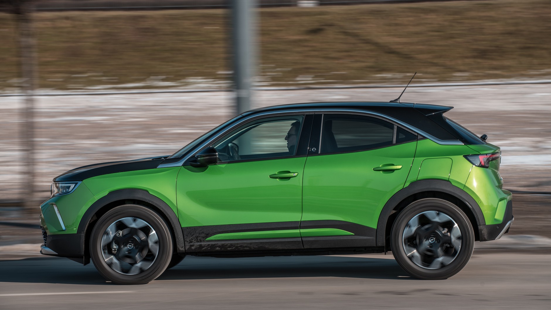 Lakier zielony Mamba jest w Business Elegance seryjny, czarny dach i maska to opcja za 2500 zł.