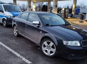 Kierowca w takim stanie przyjechał na stację paliw. W aucie leżał dowód