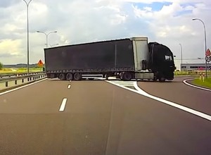 TIR na obwodnicy Garwolina pojechał pod prąd na skróty